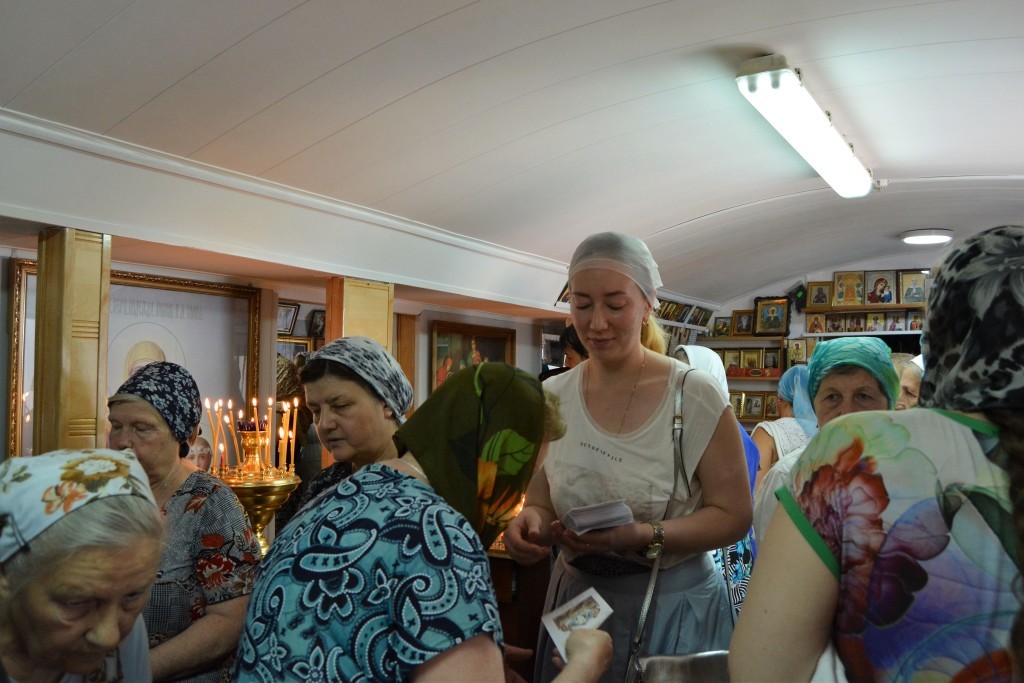 Раздача буклетов в храме Архистратига Михаила