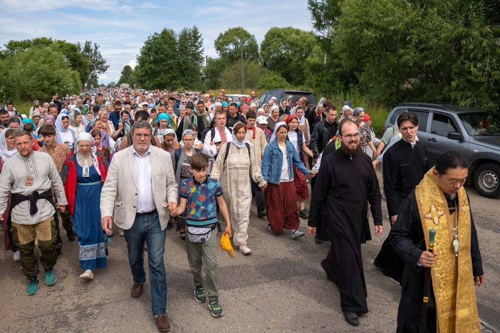 Напротив церкви